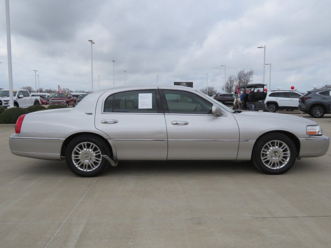 2011 Lincoln Town Car Signature Limited