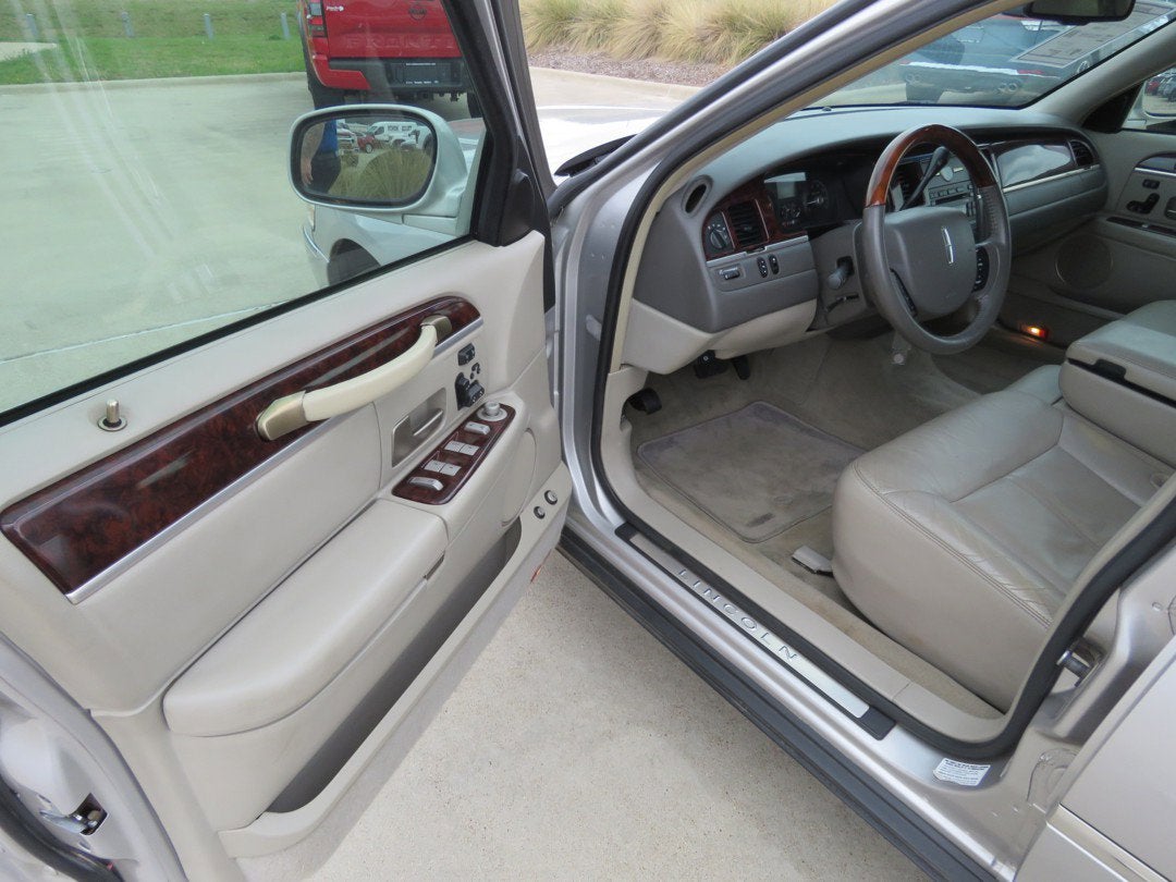 2011 Lincoln Town Car Signature Limited