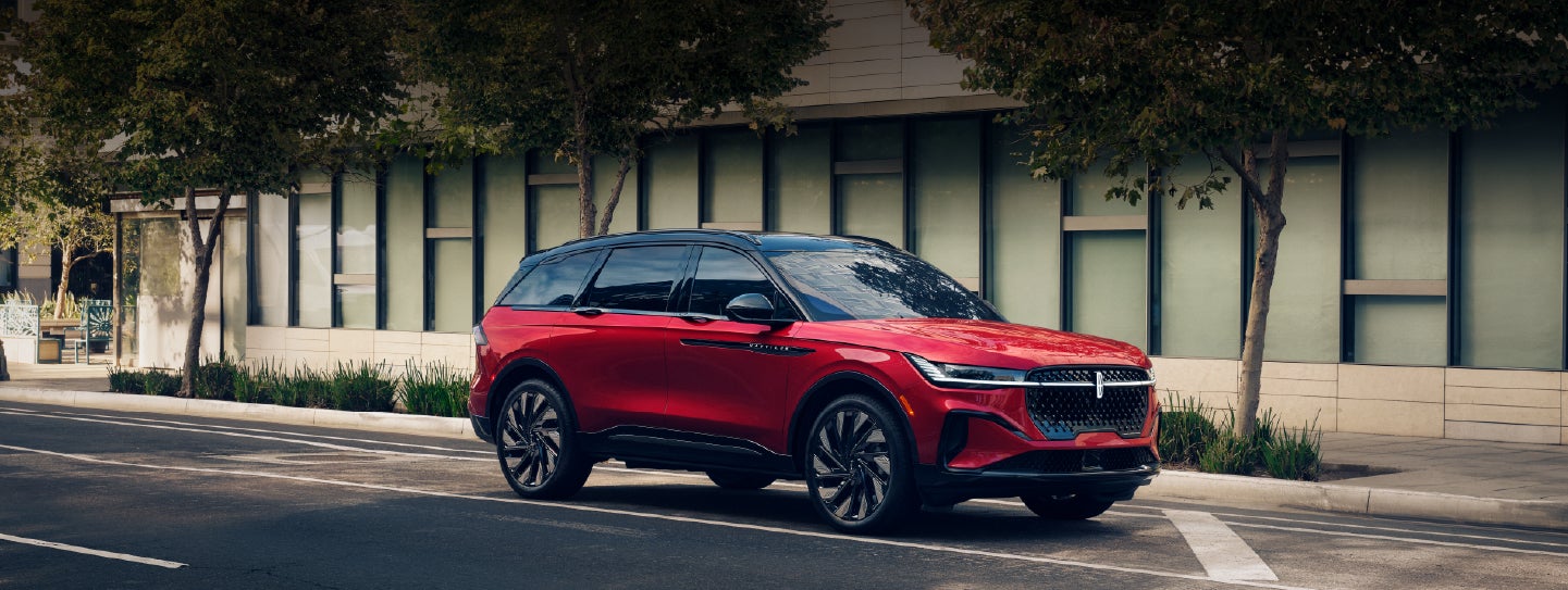 A 2025 Lincoln Nautilus® SUV with an available hybrid powertrain is parked in an urban setting. | Johnson Brothers Lincoln in Temple TX