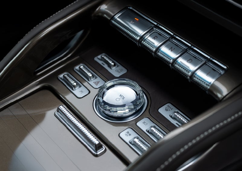 A crystal-inspired volume knob is shown in the center floor console of a 2025 Lincoln Nautilus® SUV. | Johnson Brothers Lincoln in Temple TX