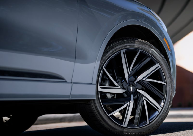 The wheel of the 2027 Lincoln Aviator® Black Label™ SUV is shown slightly angled out. | Johnson Brothers Lincoln in Temple TX